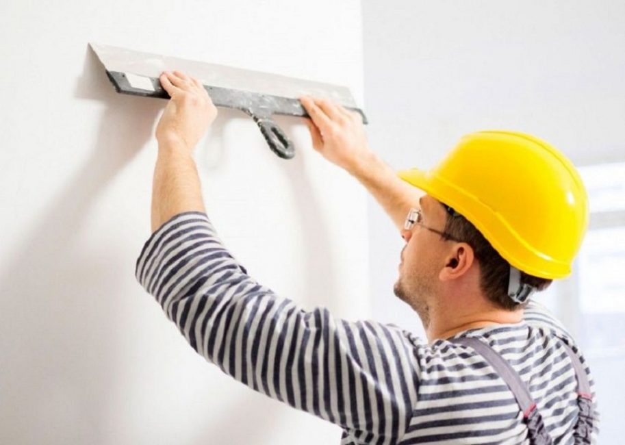 Широкий и чистый шпатель – главный инструмент при выравнивании стен