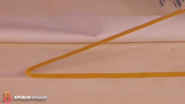 Применение клейкой двухсторонней ленты для соединения полотнищ