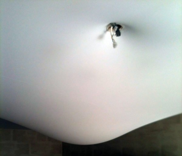 Отверстие для светильника на потолке