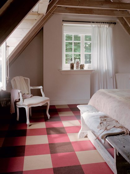На фото показан вариант применения в качестве напольного покрытия в спальной комнате натурального линолеума – мармолеума.