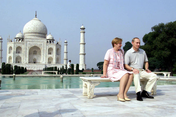 4 октября 2000 года. Владимир и Людмила на фоне Тадж-Махала в Индии