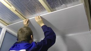 Монтаж пластиковых панелей на потолке