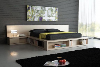 Многофункциональный подиум используется в качестве кровати, прикроватного столика, тумбочки и книжной полки