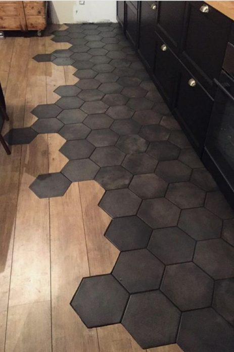 Комбинированный пол из темной плитки и древесного ламината на кухне