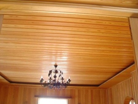 деревянный-потолок-на-кухне-8