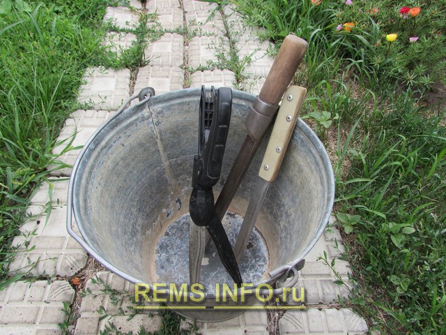 Инструмент для очистки садовой дорожки от травы.