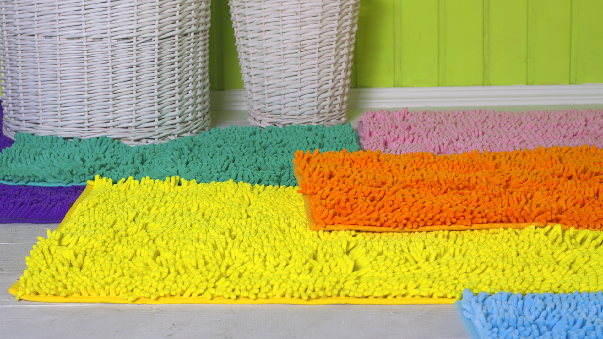 Разноцветные коврики в ванную комнату