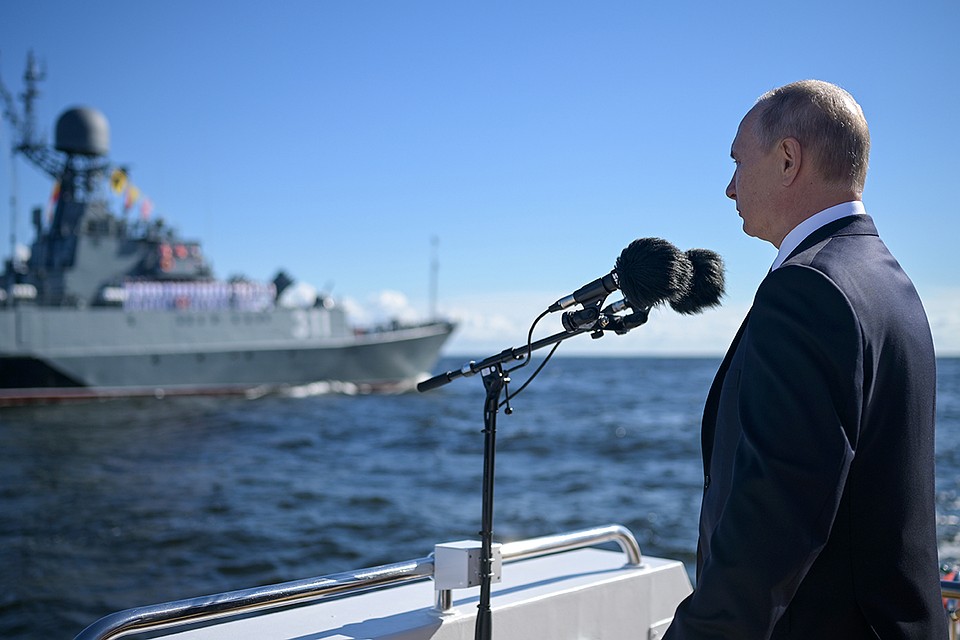 Президент принял в Санкт-Петербурге главный военно-морской парад страны. Фото: Алексей Дружинин/ТАСС 