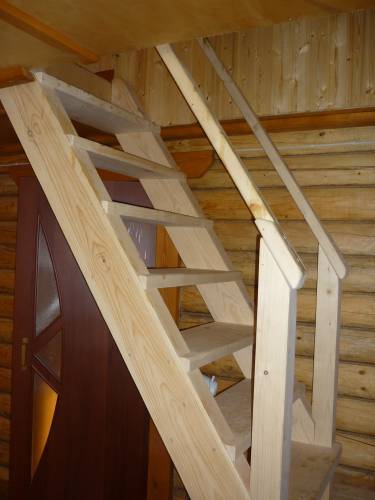 На фото типичный и наглядный пример лестницы своими руками – конструкция и ход работы читается, уже просто глядя на результат