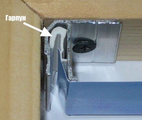 Потолочный багет обеспечивает минимальное расстояние между потолком и пленкой Потолочный багет обеспечивает минимальное расстояние между потолком и пленкой