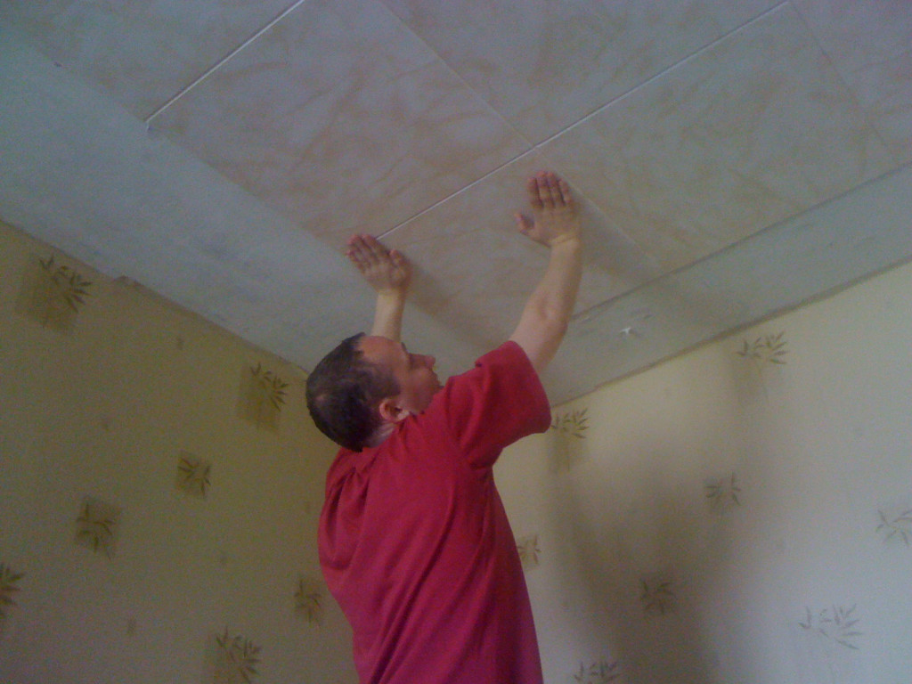 Монтаж плитки на потолок