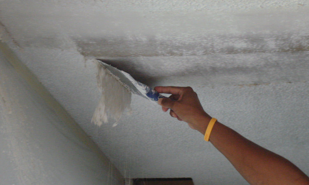 Для качественного ремонта потолочного покрытия необходимо удалить старую краску