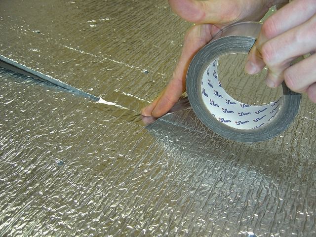 Стыки теплоотражающего слоя должны скрепляться алюминиевым скотчем