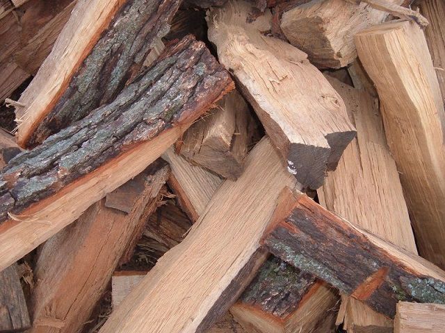 Дубовые дрова - очень эффективное отопление, но и цена немалая