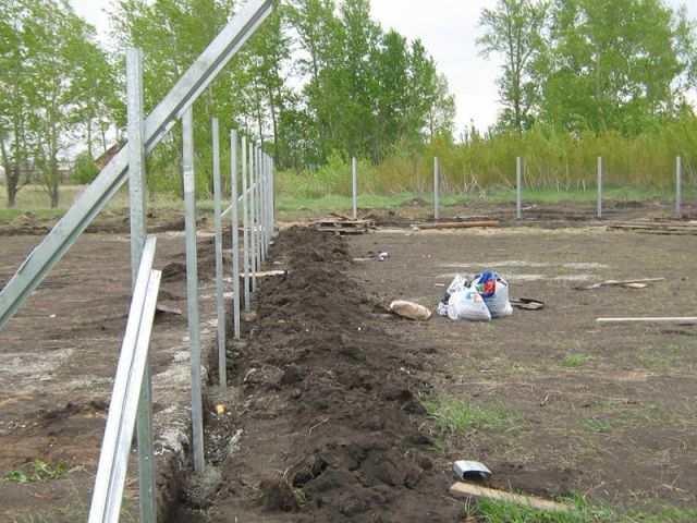 Металлические столбы для забора