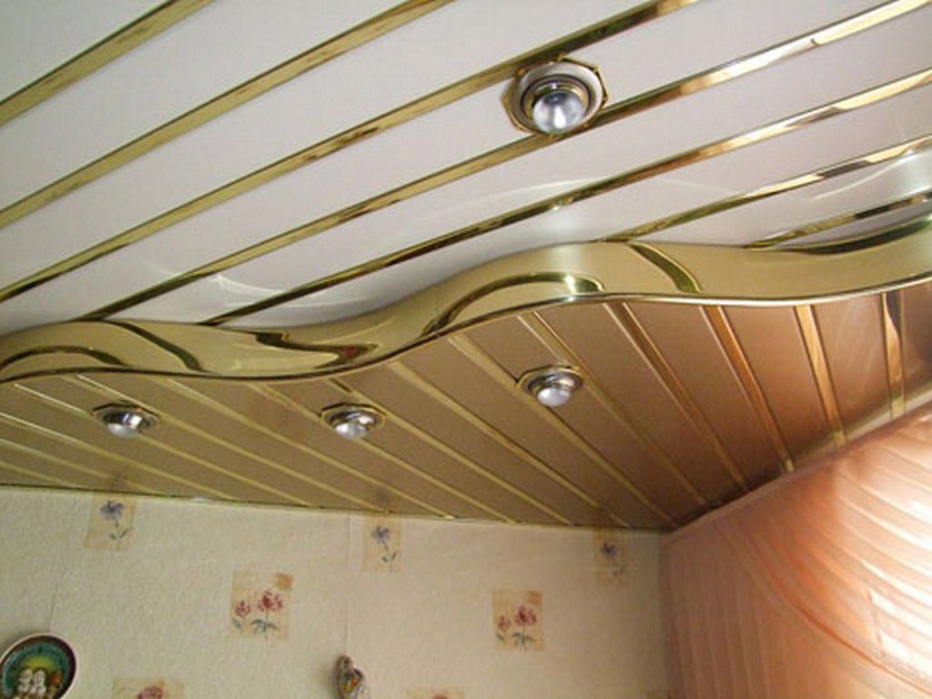 Реечные потолки подвесные на кухне 