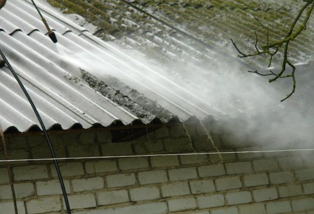 Очистка шиферной крыши от мшистых участков струей воды