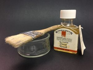 Damar varnish, a brush and a dish