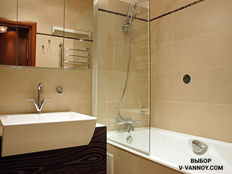 Комбинированный вариант: ванна-душевая кабина. Текстильные занавески заменили экраном из стекла. В таком пространстве можно принимать душ в полный рост, не боясь устроить потоп в санузле.