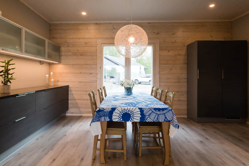Kitchen in a cosy wooden home by Rovaniemi Log House.