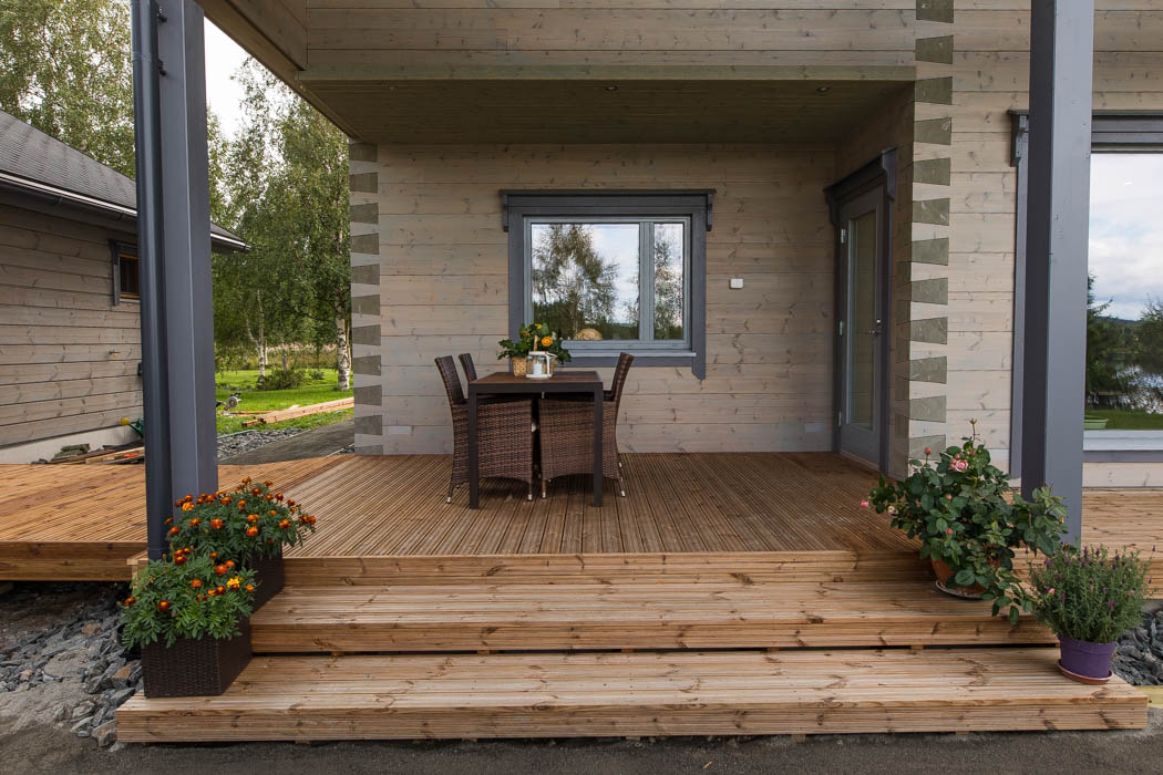 Terrace of the cosy wooden cottage by Rovaniemi Log House.