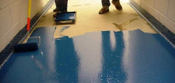 На фото – краска «Автомагистральная» АК-511 для бетонного пола