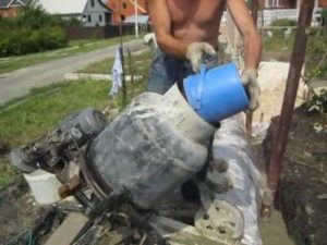 Засыпание материала ведром